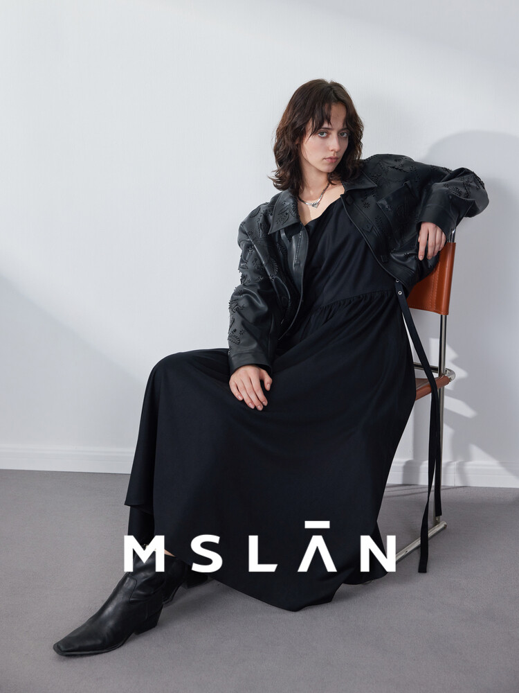 Платье средней длины Mslan с завышенной талией и ремешком, черный
Платье средней длины Mslan с завышенной талией и ремешком, черный