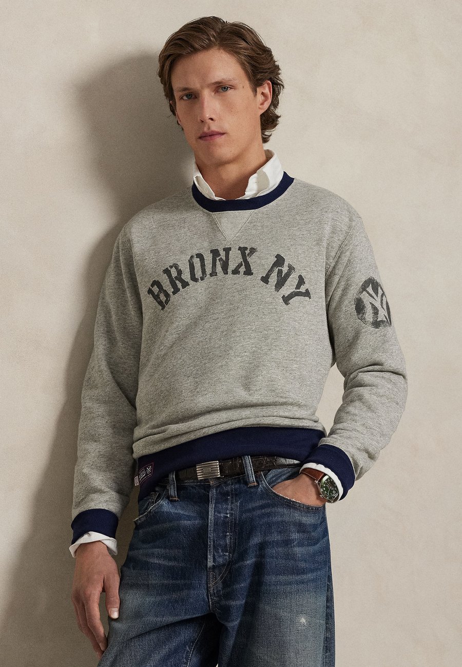 Толстовка Polo Ralph Lauren LONG SLEEVE YANKEES UNISEX, Newport Navy/Dark Blue
Толстовка Polo Ralph Lauren LONG SLEEVE YANKEES UNISEX, Newport Navy/Dark Blue