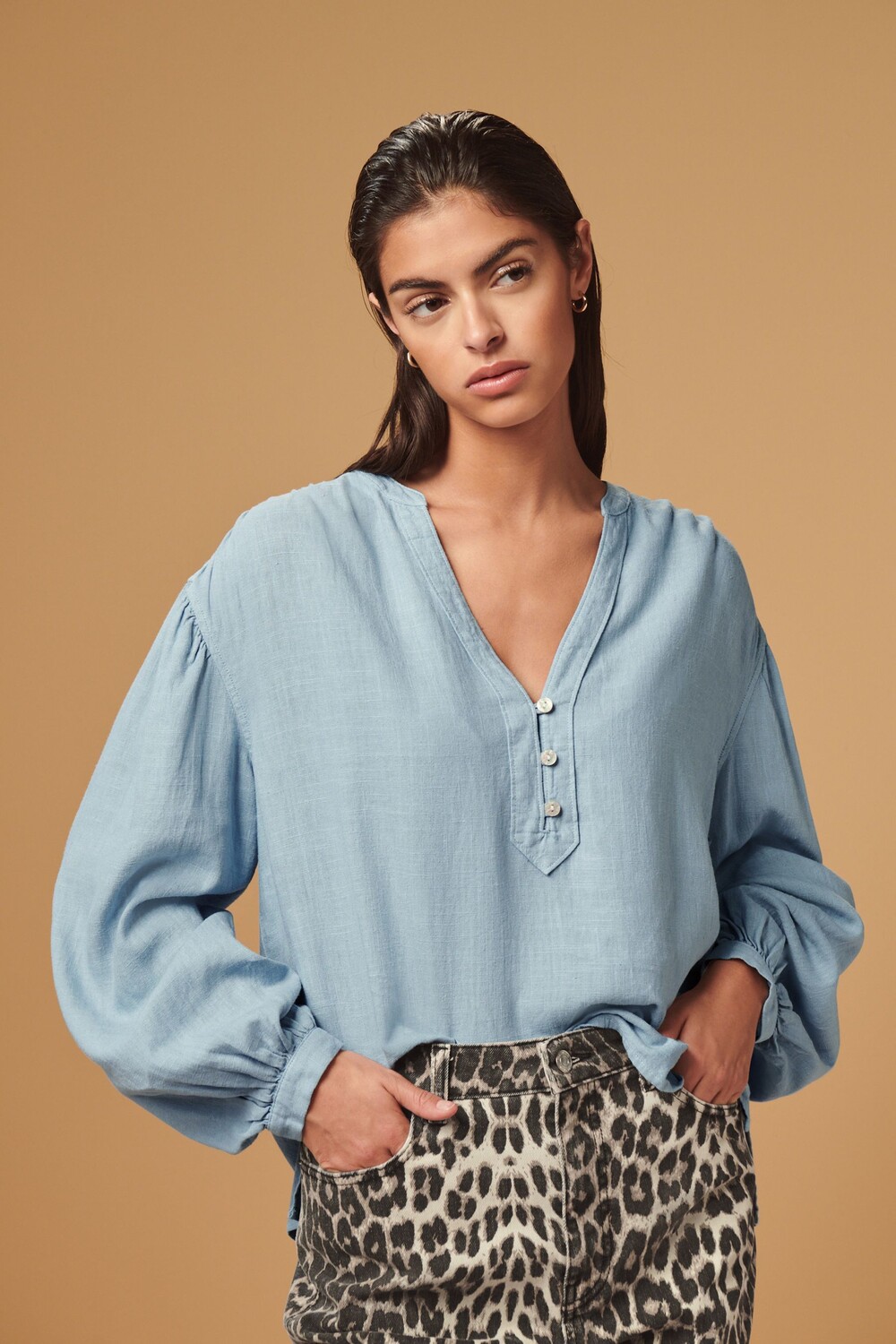 Блузка с длинным рукавом, V образным вырезом, застежкой на пуговицы спереди, с льном Next, синий
Блузка с длинным рукавом, V образным вырезом, застежкой на пуговицы спереди, с льном Next, синий