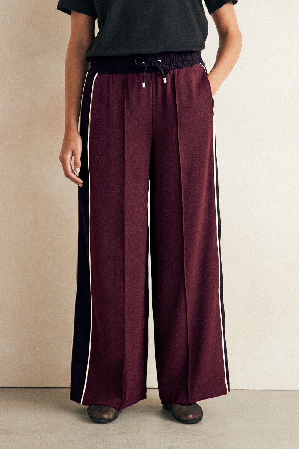 Спортивные брюки с полосками по бокам Next, красный
Спортивные брюки с полосками по бокам Next, красный