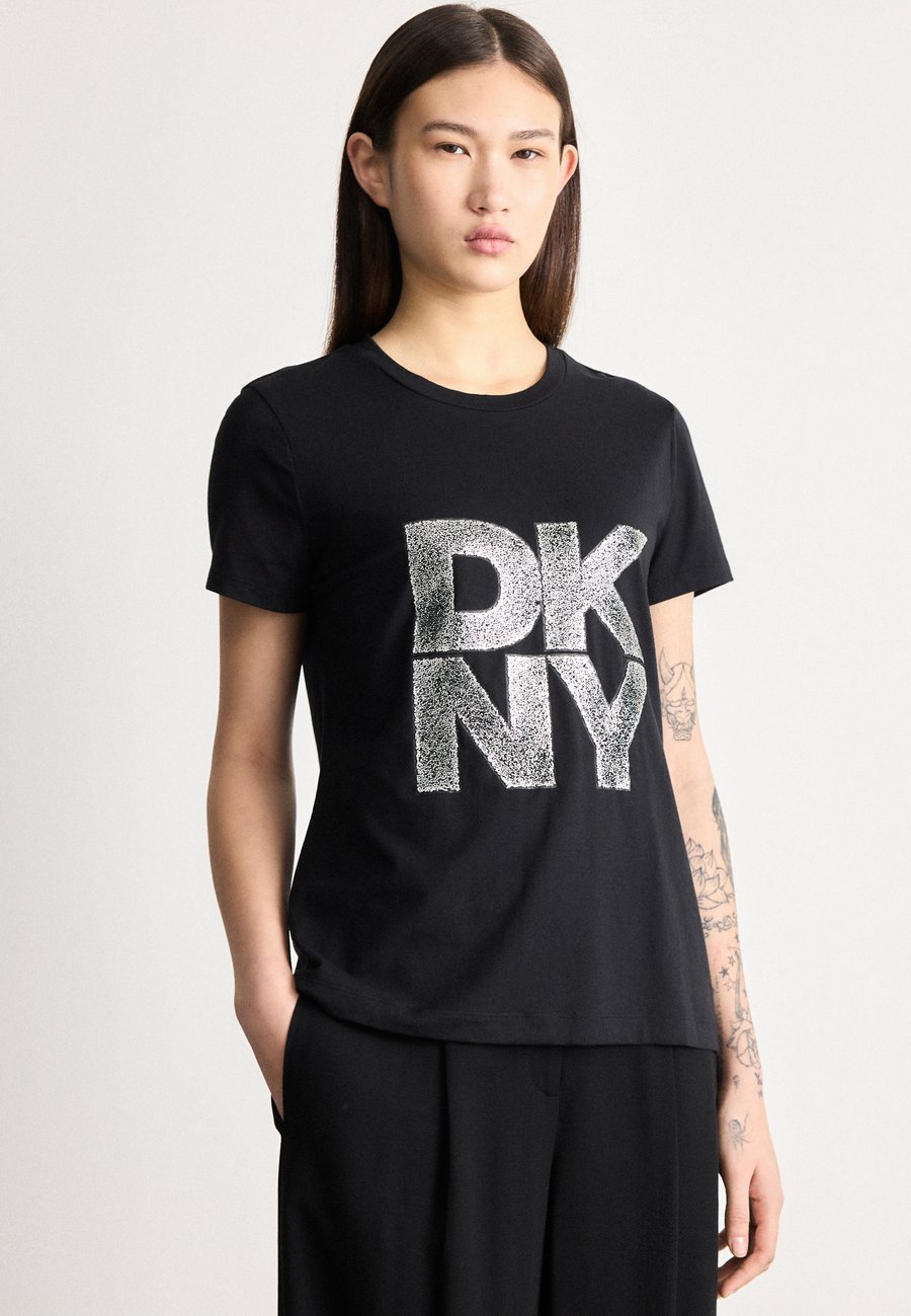 Футболка DKNY PUMICED STACK LOGO, Black, Черный, Футболка DKNY PUMICED STACK LOGO, Black
Футболка DKNY PUMICED STACK LOGO, Black, Черный, Футболка DKNY PUMICED STACK LOGO, Black