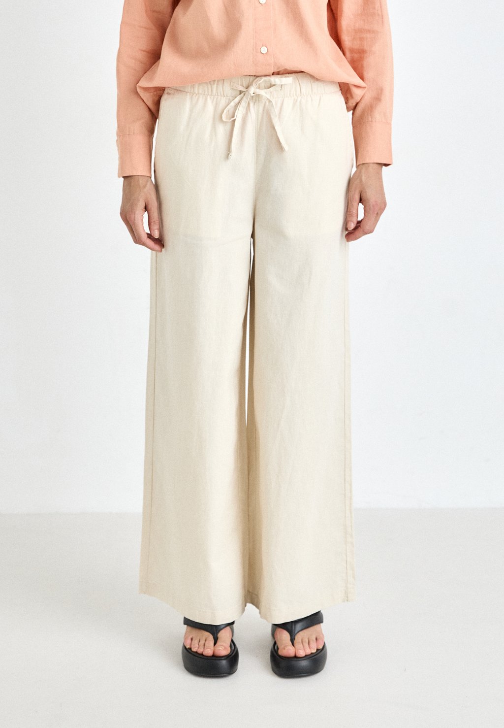 Брюки DRAWSTRING PANT DOCKERS, песочный
Брюки DRAWSTRING PANT DOCKERS, песочный