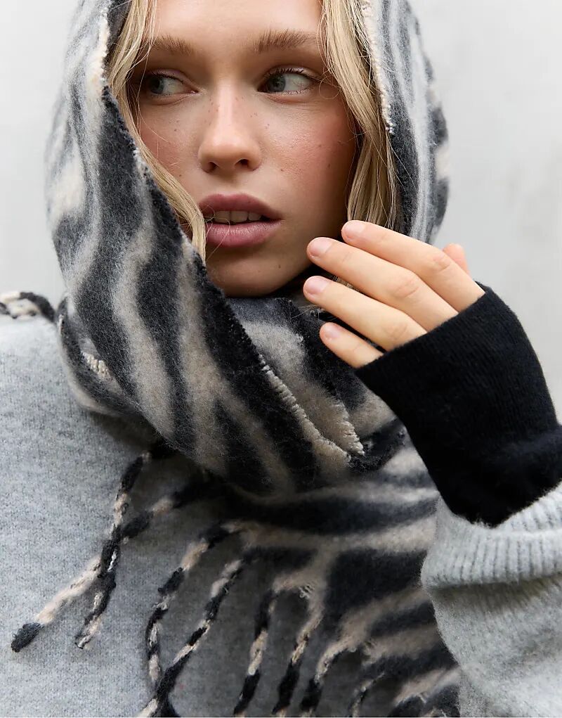 Шарф Stradivarius с анималистичным принтом коричневого цвета
Шарф Stradivarius с анималистичным принтом коричневого цвета