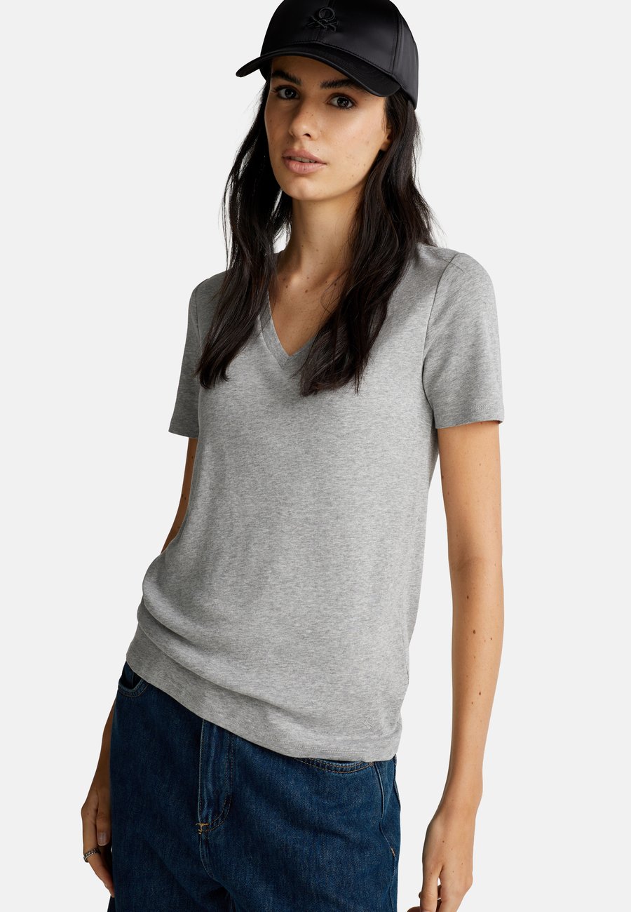 Футболка United Colors of Benetton WITH V-NECK, Grey
Футболка United Colors of Benetton WITH V-NECK, Grey