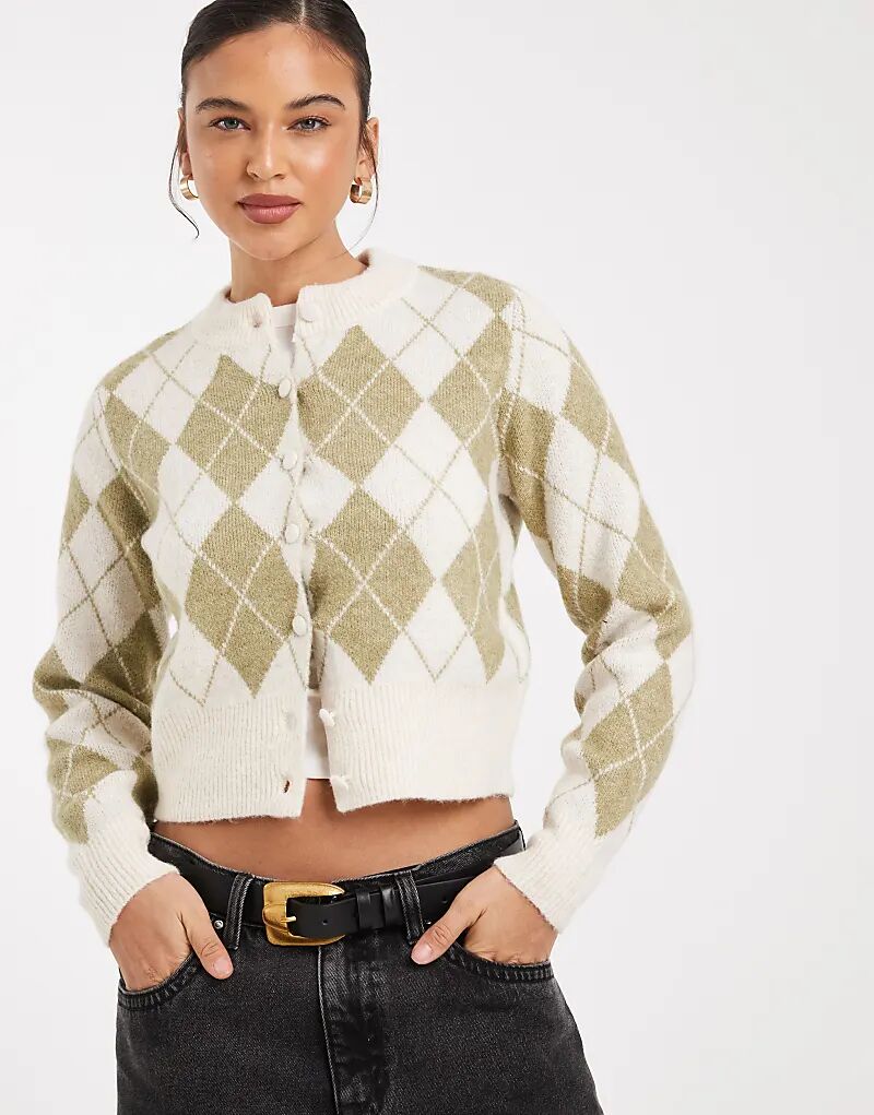 Укороченный вязаный кардиган Vero Moda цвета хаки с клетчатым принтом в виде ромбов
Укороченный вязаный кардиган Vero Moda цвета хаки с клетчатым принтом в виде ромбов