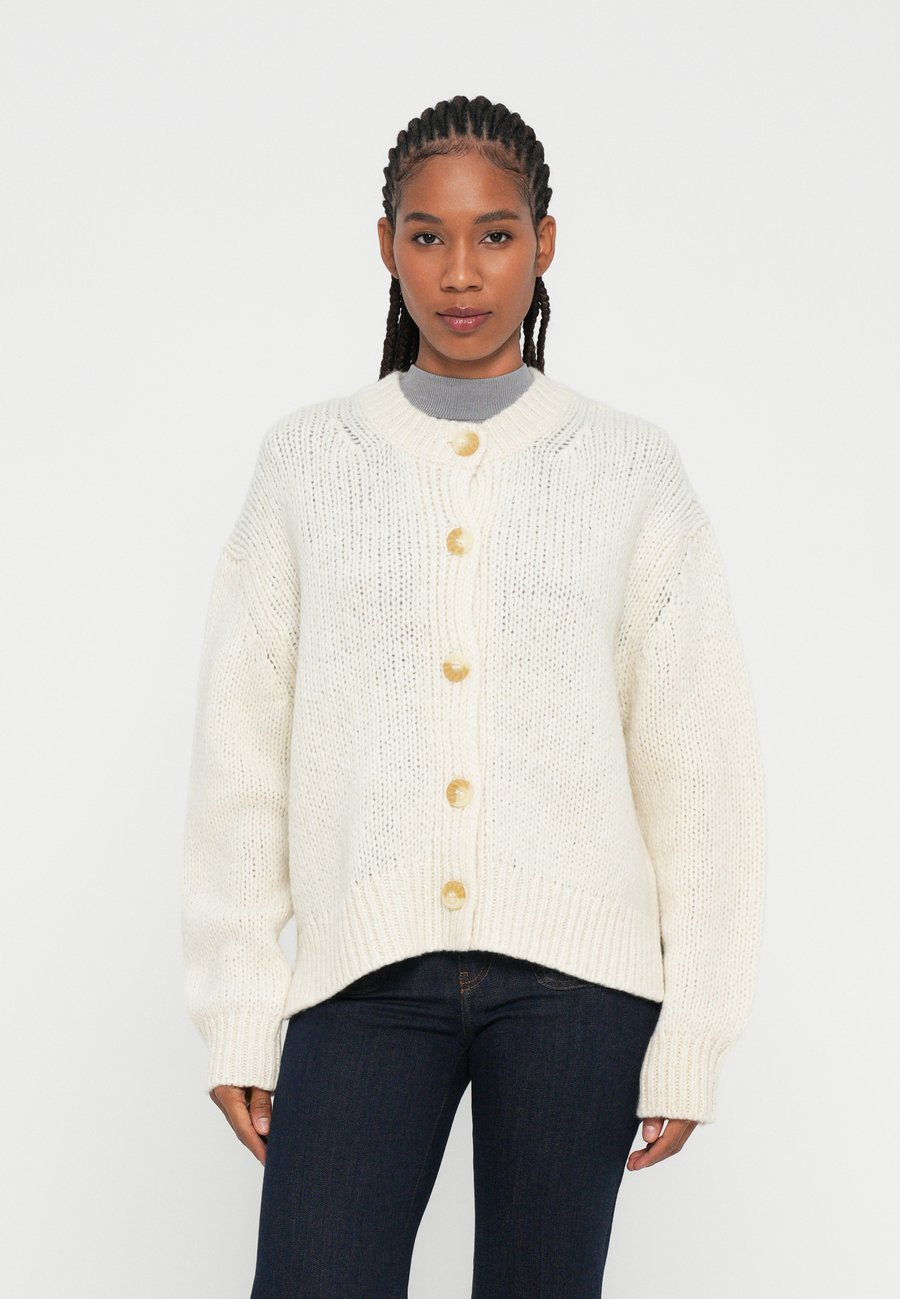 Кардиган Marc O'Polo DENIM CARDIGAN LONG SLEEVE CREW NECK , White Blush/Off-White
Кардиган Marc O'Polo DENIM CARDIGAN LONG SLEEVE CREW NECK , White Blush/Off-White