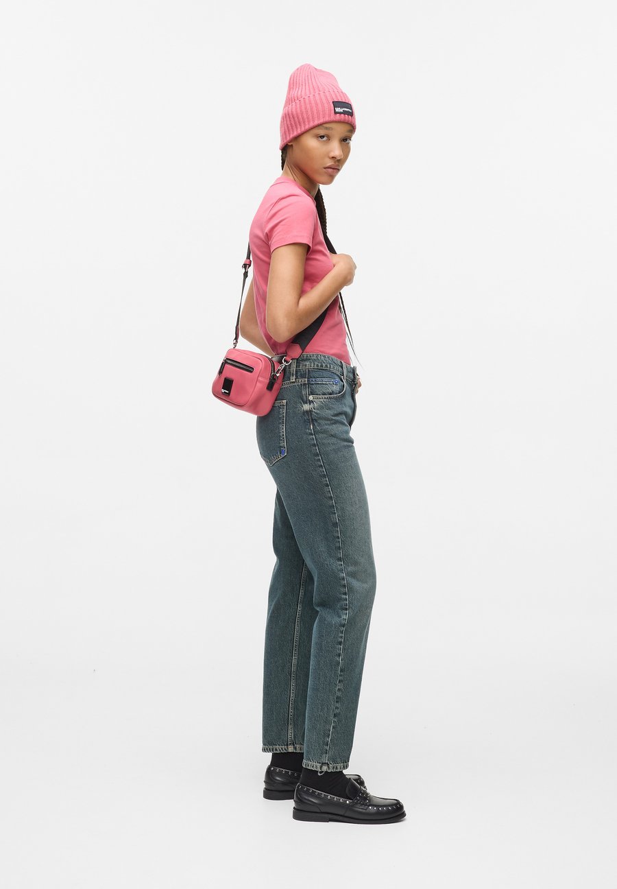 Сумка кросс-боди Karl Lagerfeld Jeans SOFT CAMERA, Slate Rose/Pink
Сумка кросс-боди Karl Lagerfeld Jeans SOFT CAMERA, Slate Rose/Pink