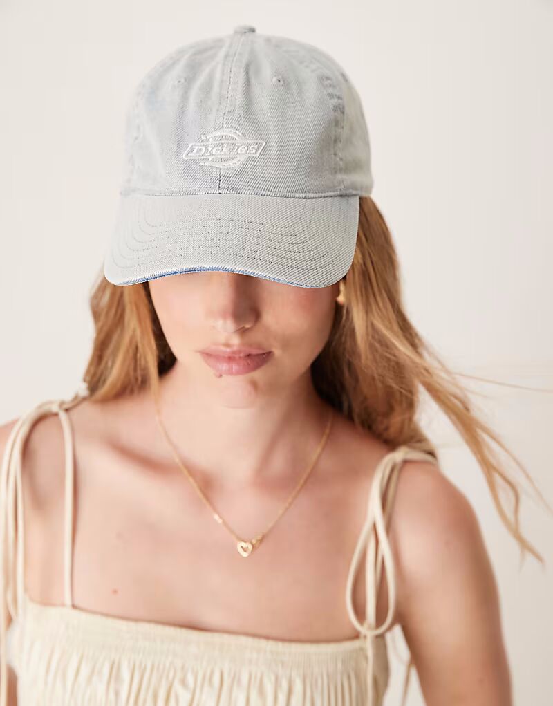 Джинсовая кепка Dickies в цвете «папа» светло-голубого цвета 
Джинсовая кепка Dickies в цвете «папа» светло-голубого цвета