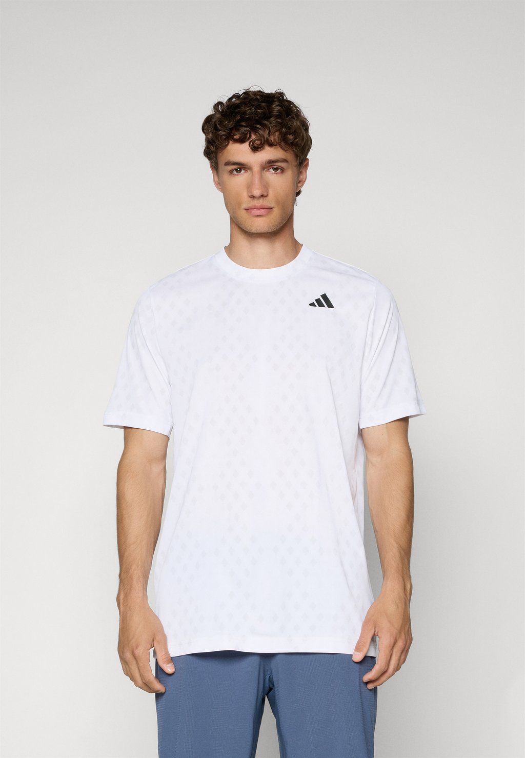 Футболка с принтом CLUB GRAPH TEE Adidas Performance, белый 
Футболка с принтом CLUB GRAPH TEE Adidas Performance, белый
