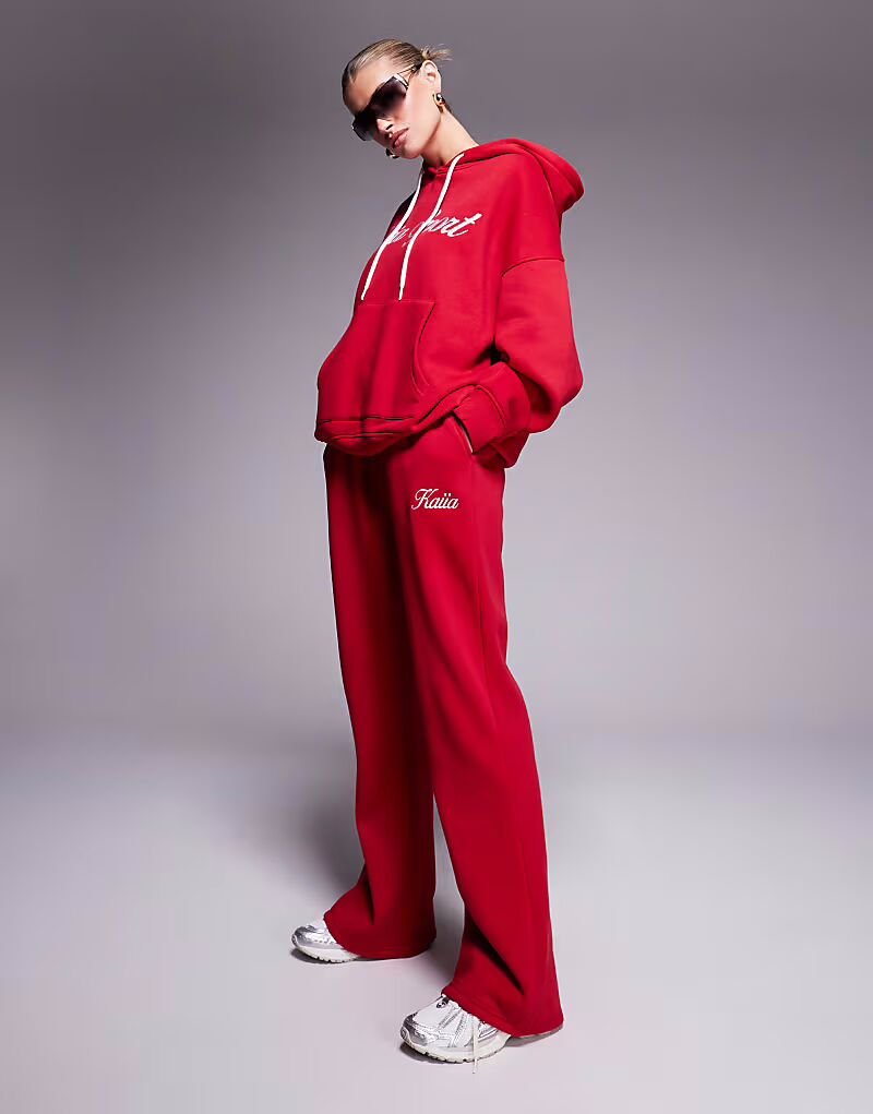 Спортивные брюки Kaiia с вышитым логотипом в красно-белых тонах
Спортивные брюки Kaiia с вышитым логотипом в красно-белых тонах