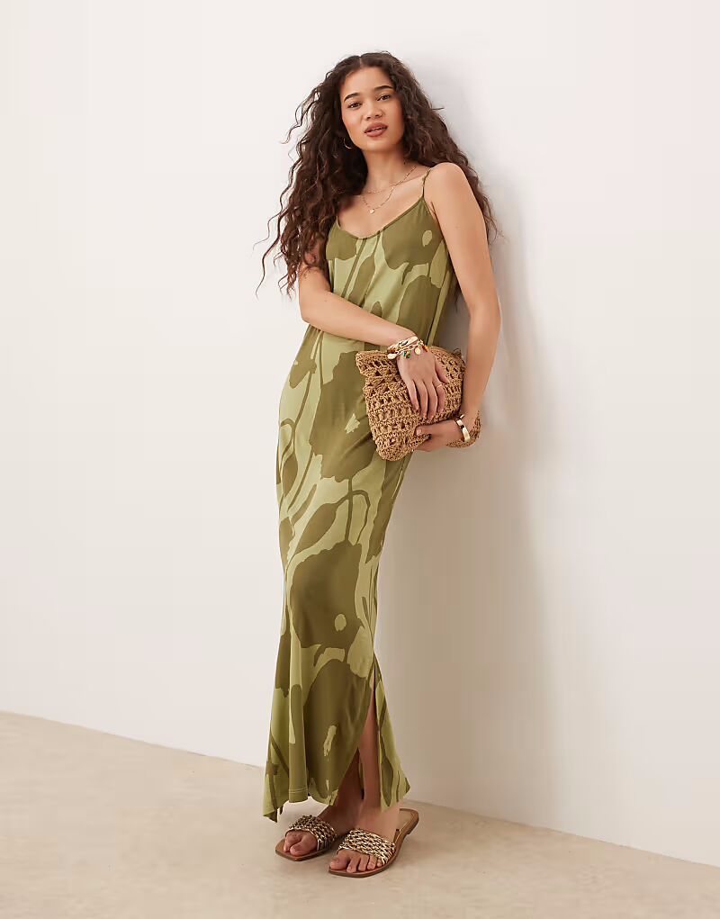 Платье-комбинезон миди Vila из джерси с принтом в виде цветка зеленого шалфея
Платье-комбинезон миди Vila из джерси с принтом в виде цветка зеленого шалфея