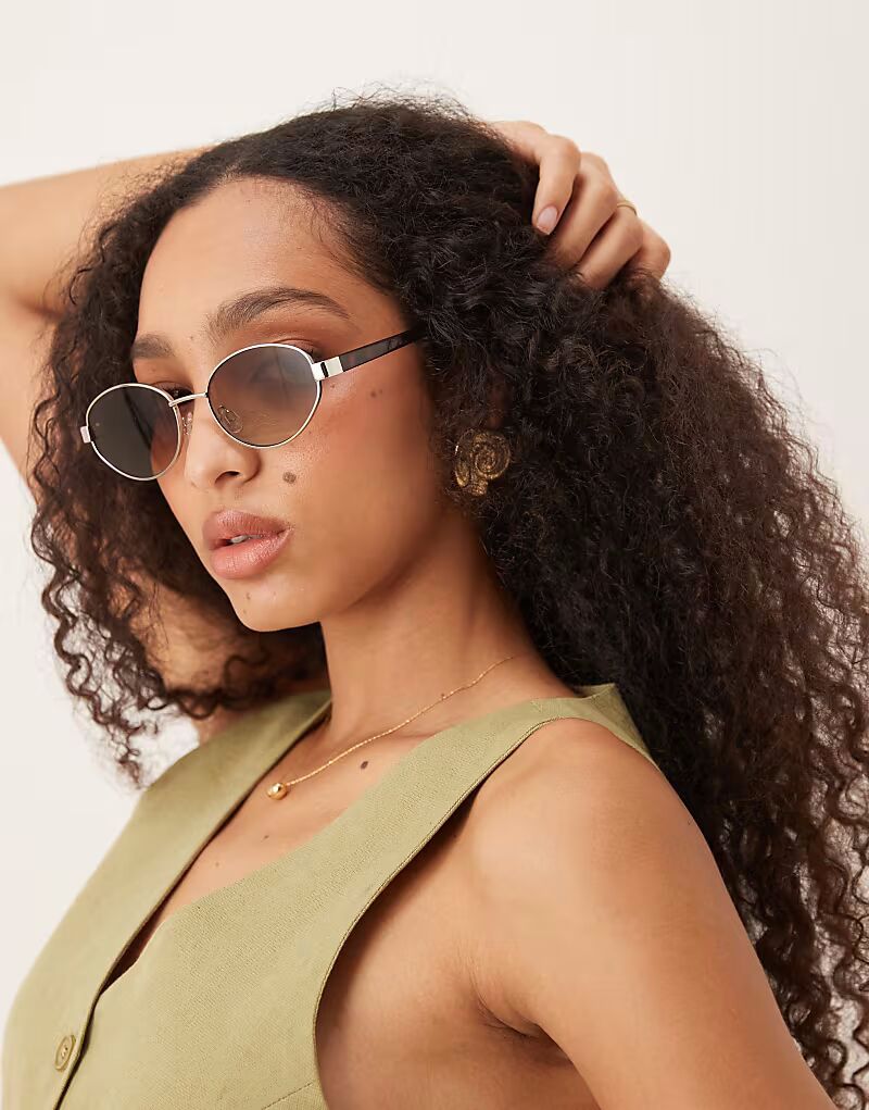 Солнцезащитные очки ASOS DESIGN в металлической овальной оправе блестящего серебристого цвета с черепаховыми дужками и градиентными зелеными линзами
Солнцезащитные очки ASOS DESIGN в металлической овальной оправе блестящего серебристого цвета с черепаховыми дужками и градиентными зелеными линзами