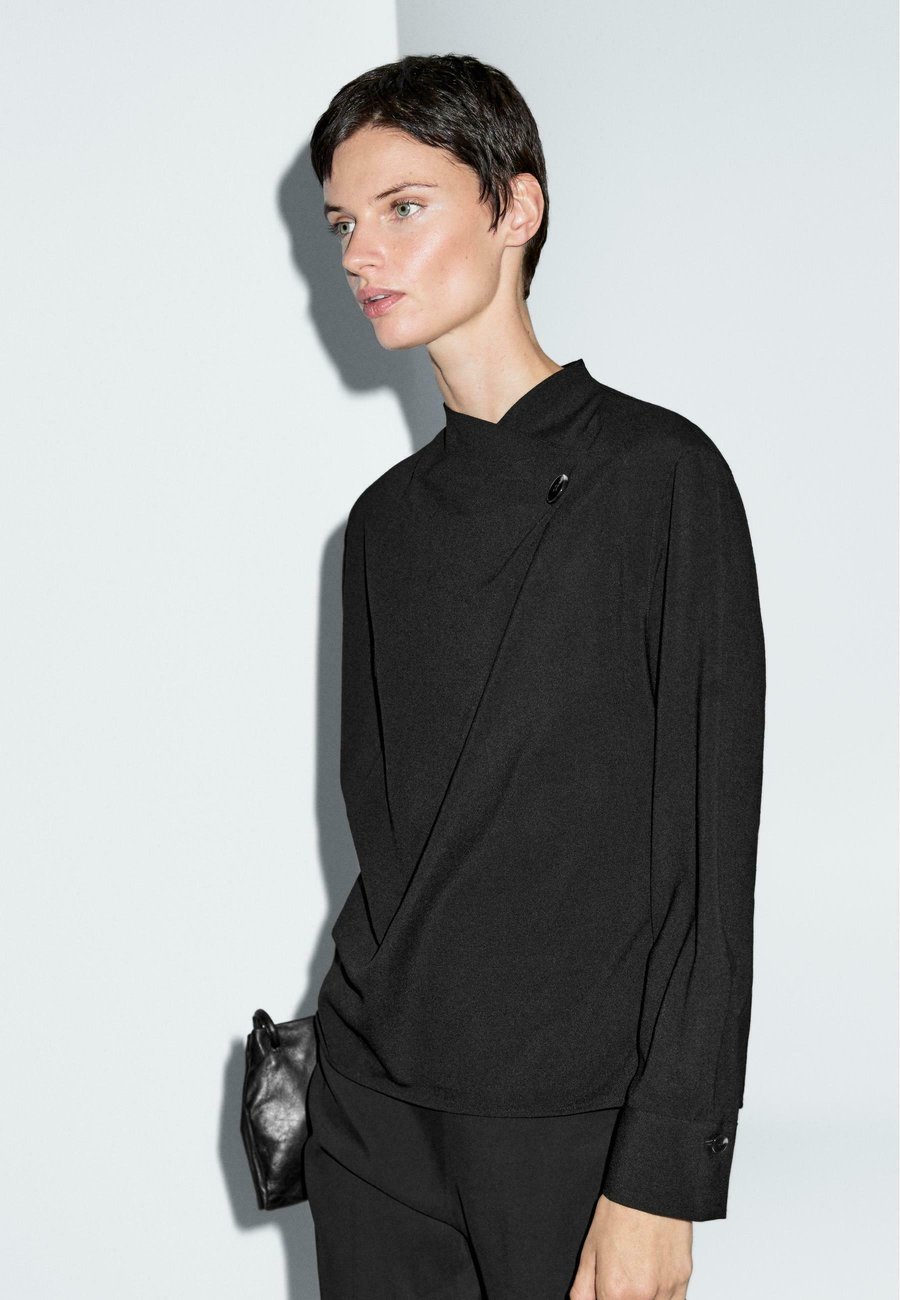 Блуза Massimo Dutti WITH CROSSOVER DETAIL AND BUTTON , Black
Блуза Massimo Dutti WITH CROSSOVER DETAIL AND BUTTON , Black