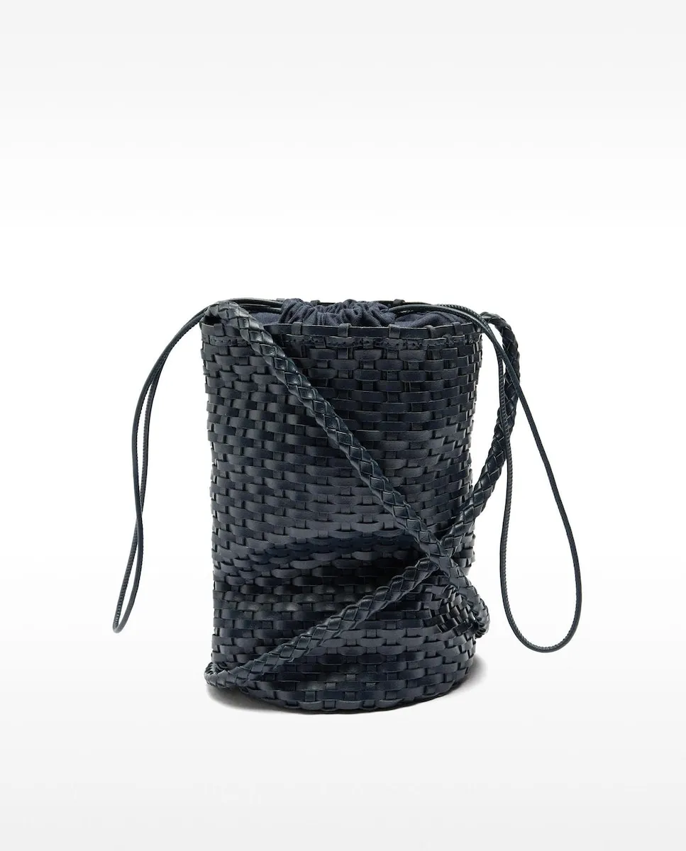 Женская сумка-бандо из гладкой плетёной кожи в стиле бомбонера Parfois, темно-синий
Женская сумка-бандо из гладкой плетёной кожи в стиле бомбонера Parfois, темно-синий