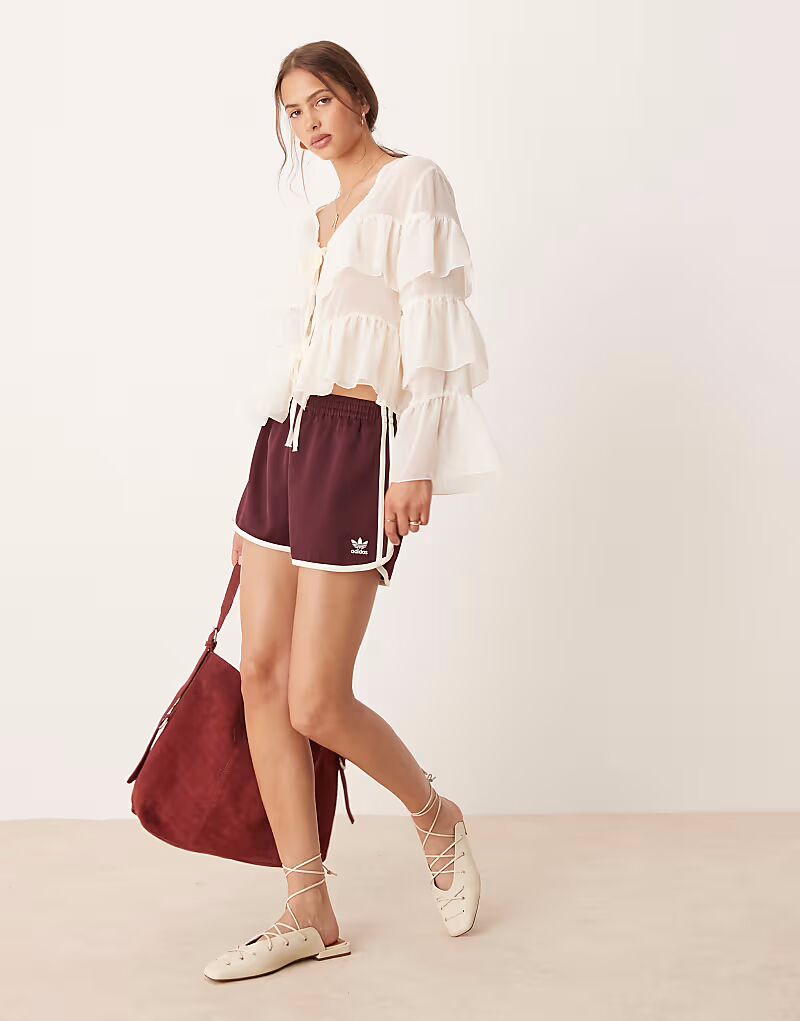 Шорты Adidas Originals с тремя полосками бордового цвета
Шорты Adidas Originals с тремя полосками бордового цвета