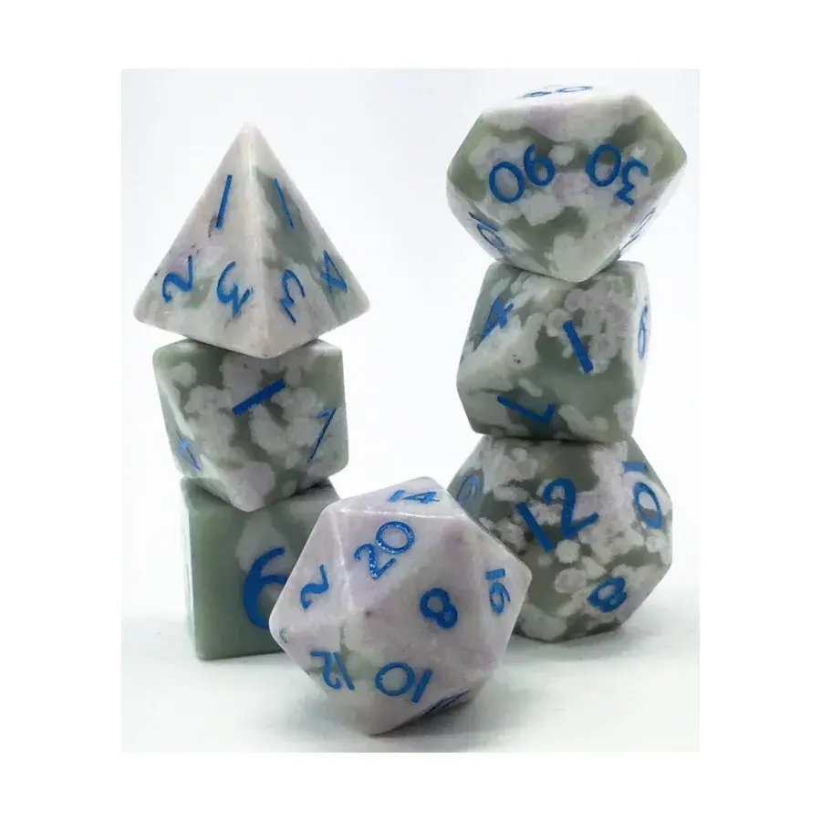 Набор Poly — белый лавандовый нефрит с синим (7), Semi Precious Stone Dice (Level Up Dice)
Набор Poly — белый лавандовый нефрит с синим (7), Semi Precious Stone Dice (Level Up Dice)