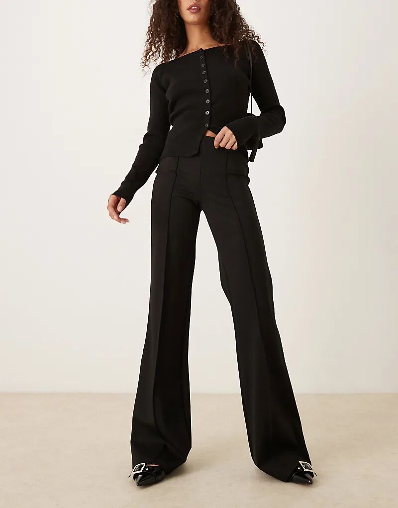 Расклешенные брюки Mango со складками спереди, черного цвета
Расклешенные брюки Mango со складками спереди, черного цвета