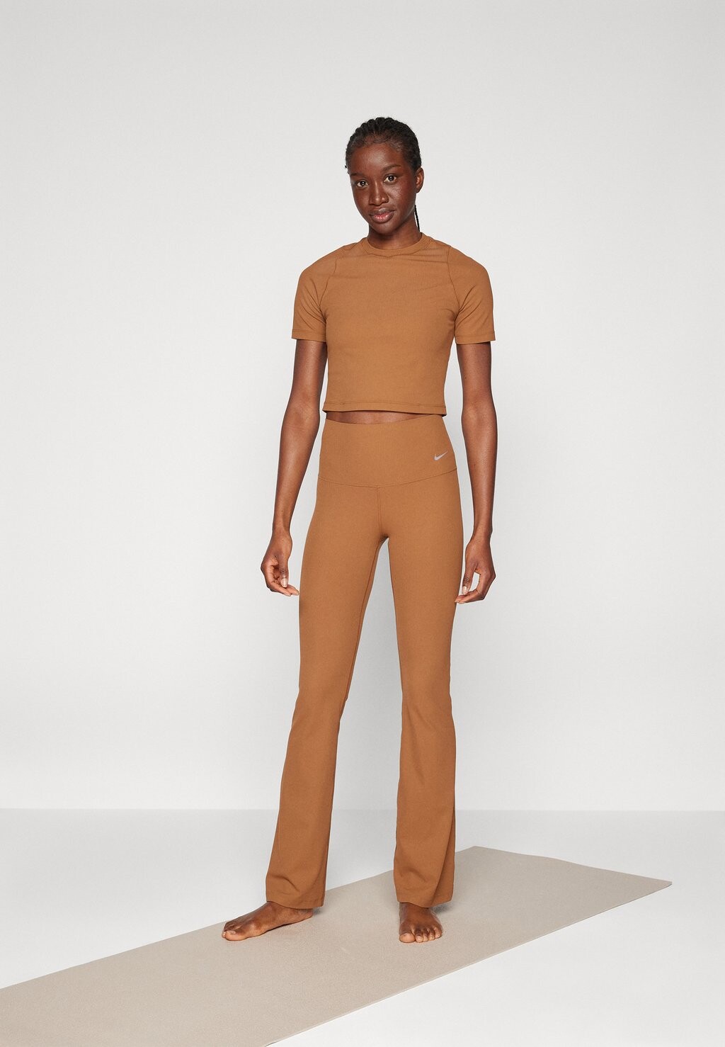 Леггинсы ZENVY FLARE Nike Performance, бежевый
Леггинсы ZENVY FLARE Nike Performance, бежевый