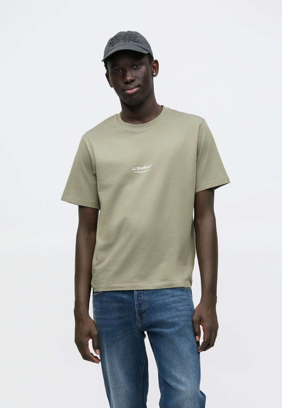 Футболка Jack & Jones JJESOHO TEE CREW NECK, Vetiver/Olive, Хаки, Футболка Jack & Jones JJESOHO TEE CREW NECK, Vetiver/Olive
Футболка Jack & Jones JJESOHO TEE CREW NECK, Vetiver/Olive, Хаки, Футболка Jack & Jones JJESOHO TEE CREW NECK, Vetiver/Olive