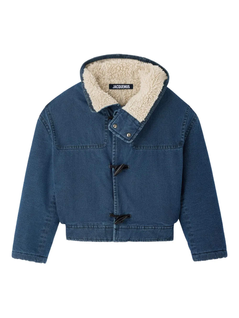 Укороченная джинсовая куртка Le Duffle De-Nîmes синего цвета Jacquemus
Укороченная джинсовая куртка Le Duffle De-Nîmes синего цвета Jacquemus