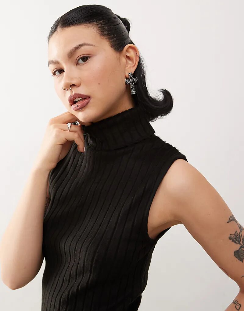 COLLUSION пушистый ретро-топ с высоким воротом
COLLUSION пушистый ретро-топ с высоким воротом