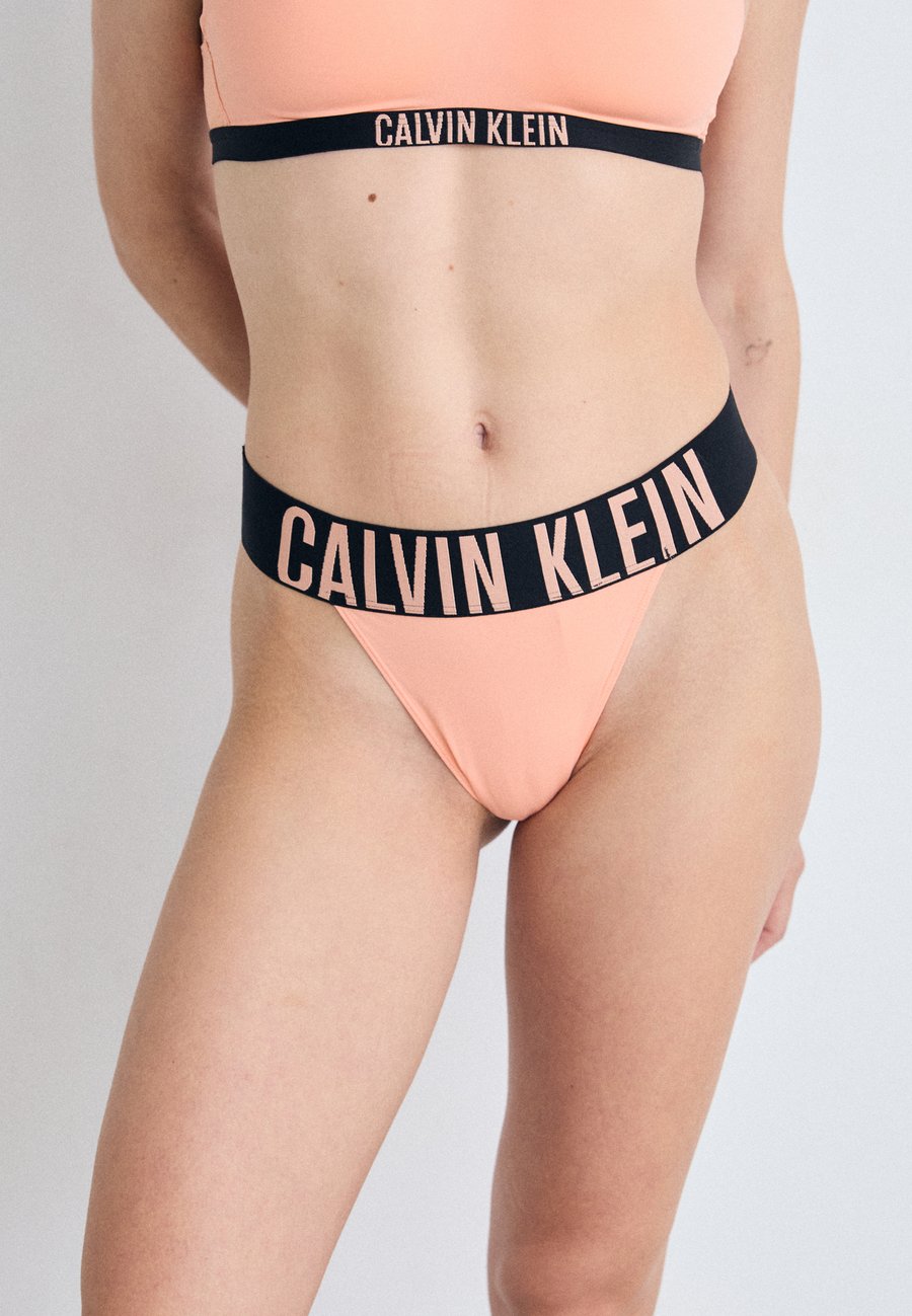 Трусы Calvin Klein Underwear HIGH LEG THONG INTENSE POWER, Papaya Punch/Orange
Трусы Calvin Klein Underwear HIGH LEG THONG INTENSE POWER, Papaya Punch/Orange