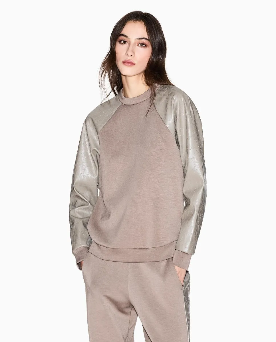 Женская толстовка с круглым вырезом и рукавами из экокожи с множественными логотипами Armani Exchange, серо-коричневый
Женская толстовка с круглым вырезом и рукавами из экокожи с множественными логотипами Armani Exchange, серо-коричневый