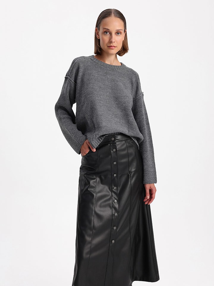 Пуловер BGN, серый
Пуловер BGN, серый