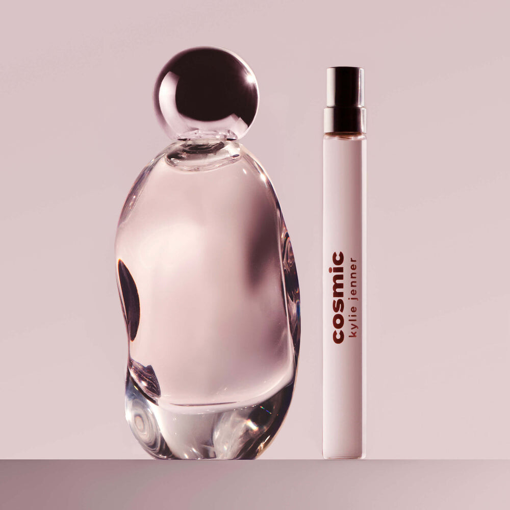 Набор Kylie Cosmetics Cosmic Kylie Jenner 100ml & Pen Spray Duo
Набор Kylie Cosmetics Cosmic Kylie Jenner 100ml & Pen Spray Duo