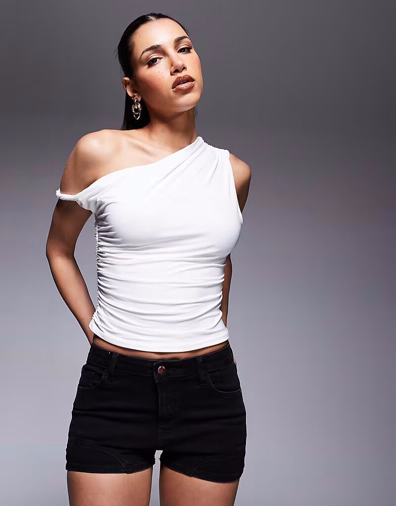 Короткие джинсовые шорты River Island черного цвета
Короткие джинсовые шорты River Island черного цвета