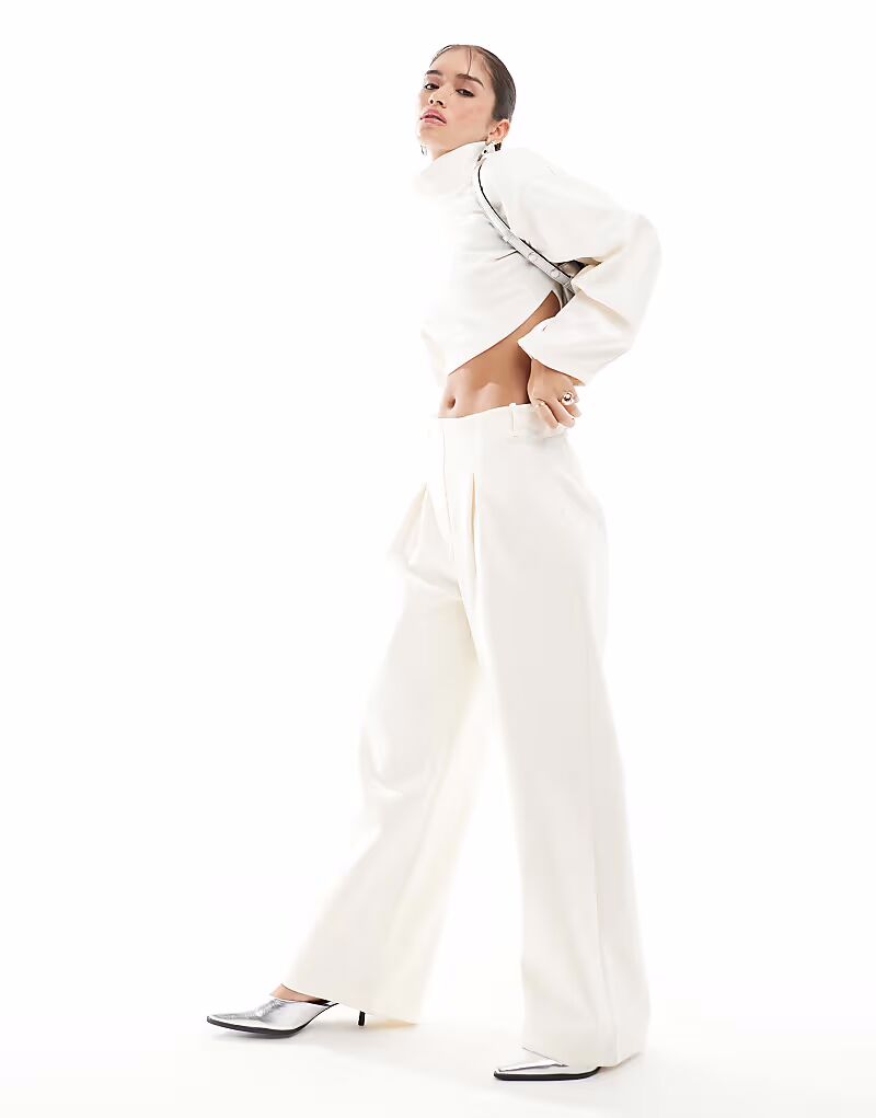 Брюки-коконы ASOS DESIGN со складкой спереди цвета кокосового молока
Брюки-коконы ASOS DESIGN со складкой спереди цвета кокосового молока