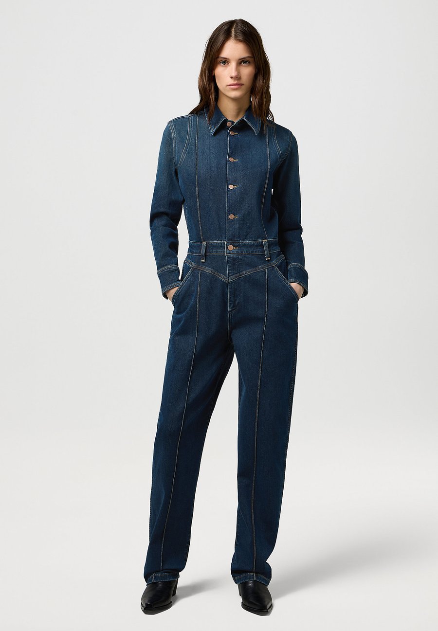 Комбинезон Wrangler WESTERN COVERALL, Rustic Rinse/Dark-Blue Denim
Комбинезон Wrangler WESTERN COVERALL, Rustic Rinse/Dark-Blue Denim