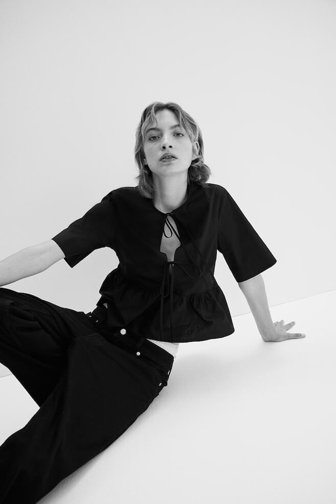 Блузка из поплина с завязками H&M, черный 
Блузка из поплина с завязками H&M, черный