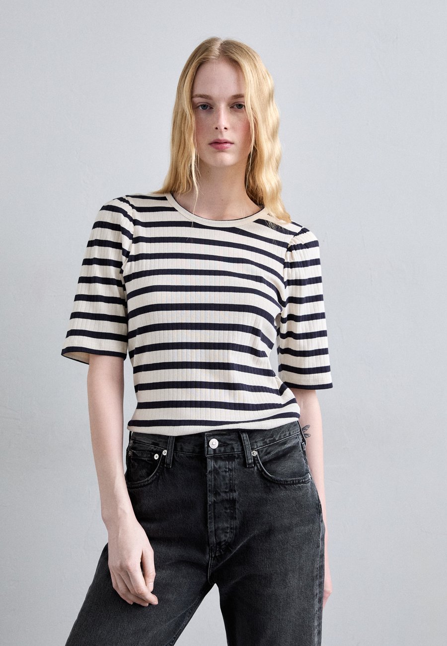 Футболка MUNTHE ZIKOLAZ, Navy/Blue, Синий, Футболка MUNTHE ZIKOLAZ, Navy/Blue
Футболка MUNTHE ZIKOLAZ, Navy/Blue, Синий, Футболка MUNTHE ZIKOLAZ, Navy/Blue