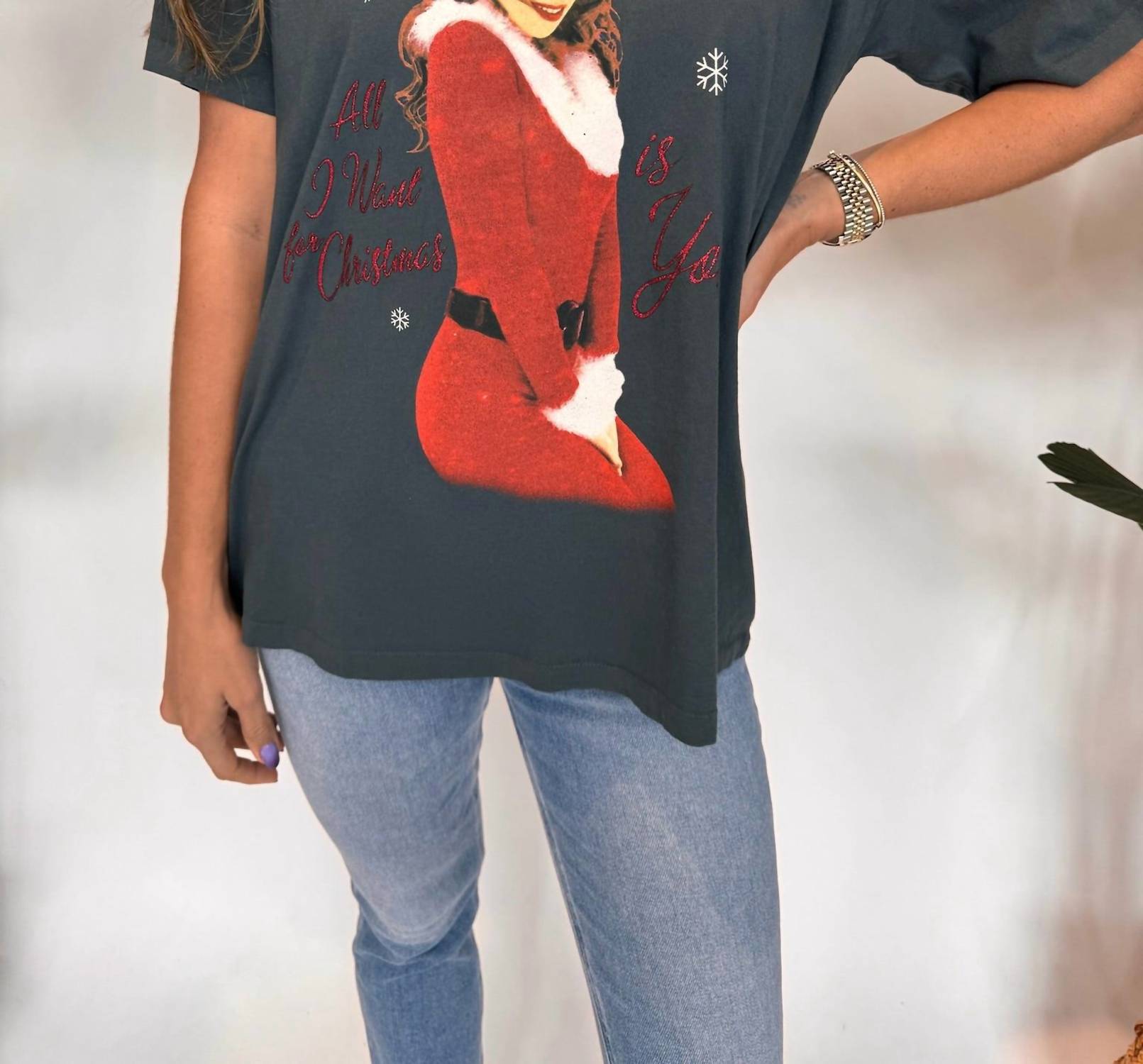 Футболка с надписью «All I Want For Christmas Merch» от Mariah Carey в винтажном черном цвете DAYDREAMER
Футболка с надписью «All I Want For Christmas Merch» от Mariah Carey в винтажном черном цвете DAYDREAMER