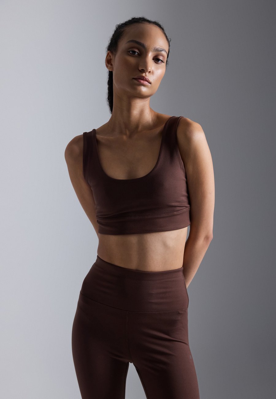 Бюстгальтер Even&Odd active MEDIUM SUPPORT SPORTS BRA WITH SIDE DETAIL, Dark Brown
Бюстгальтер Even&Odd active MEDIUM SUPPORT SPORTS BRA WITH SIDE DETAIL, Dark Brown