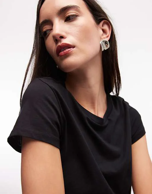 Черная футболка Monki
Черная футболка Monki