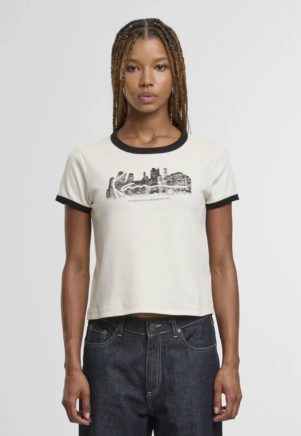 Футболка с фирменным принтом в виде городского пейзажа. Karl Kani, Off White, Белый, Футболка с фирменным принтом в виде городского пейзажа. Karl Kani, Off White
Футболка с фирменным принтом в виде городского пейзажа. Karl Kani, Off White, Белый, Футболка с фирменным принтом в виде городского пейзажа. Karl Kani, Off White