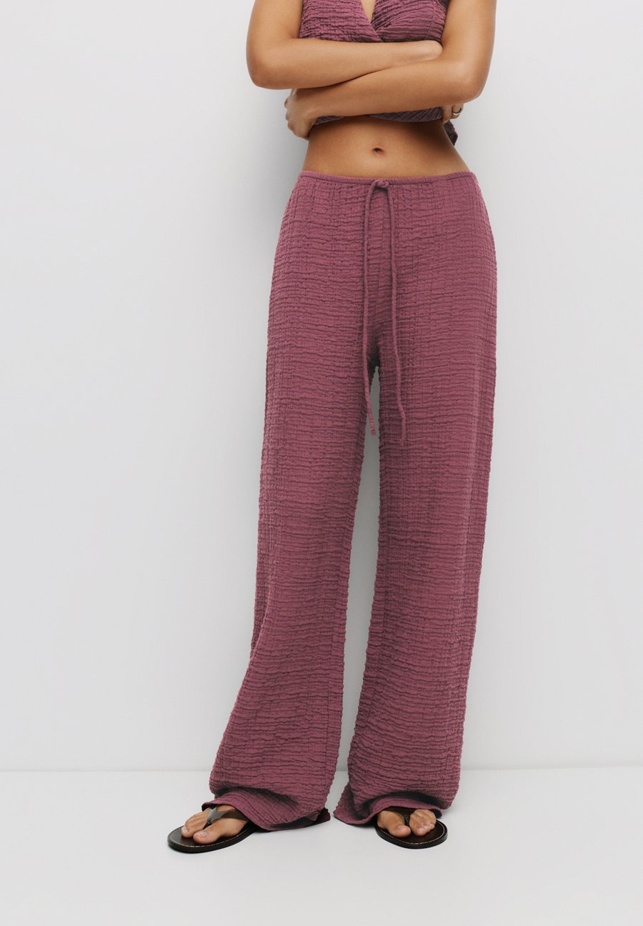 Брюки PULL&BEAR Trousers, Bordeaux
Брюки PULL&BEAR Trousers, Bordeaux