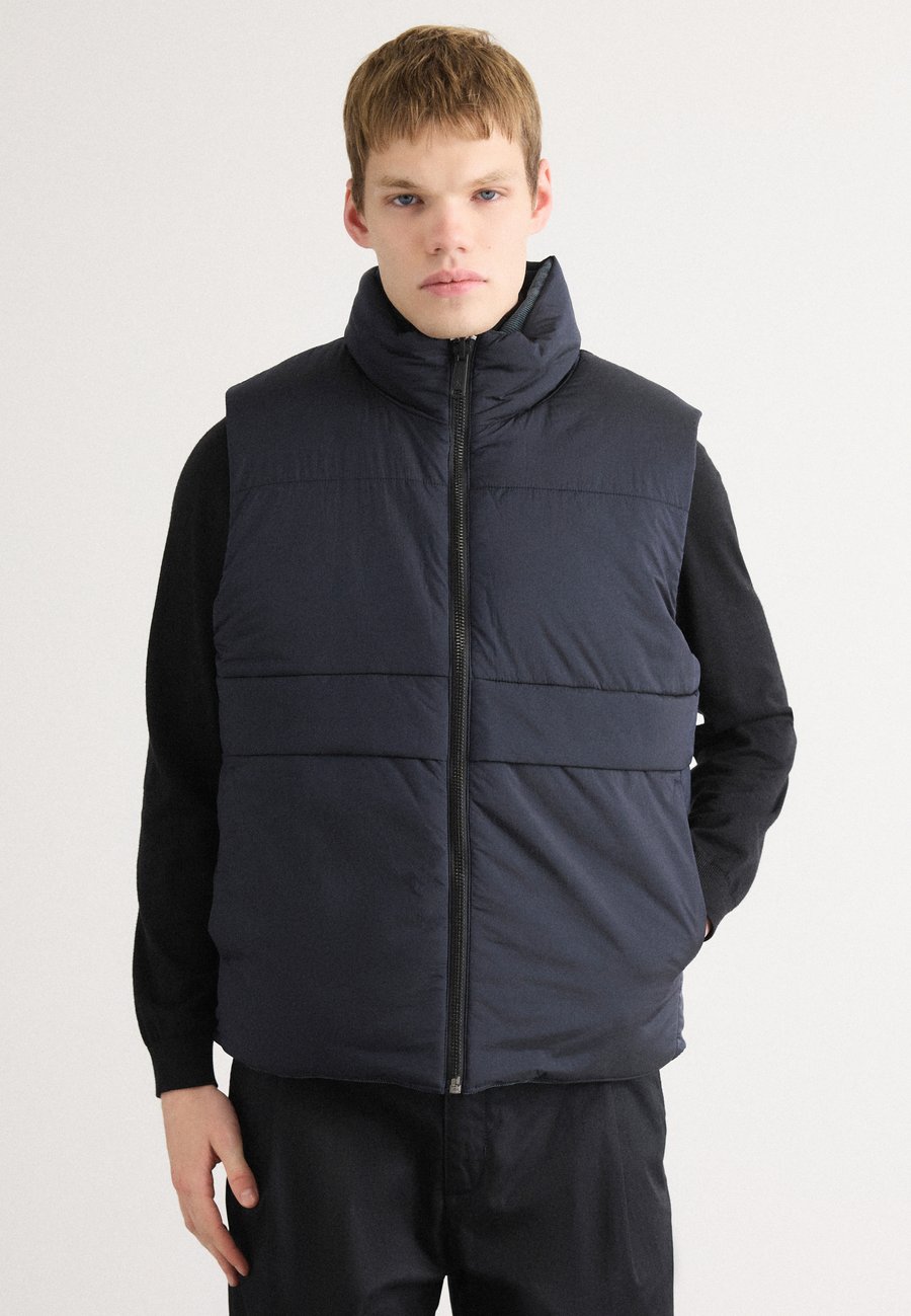 Куртка Calvin Klein Jeans REVERSIBLE , Dark Sapphire/Dark Blue
Куртка Calvin Klein Jeans REVERSIBLE , Dark Sapphire/Dark Blue