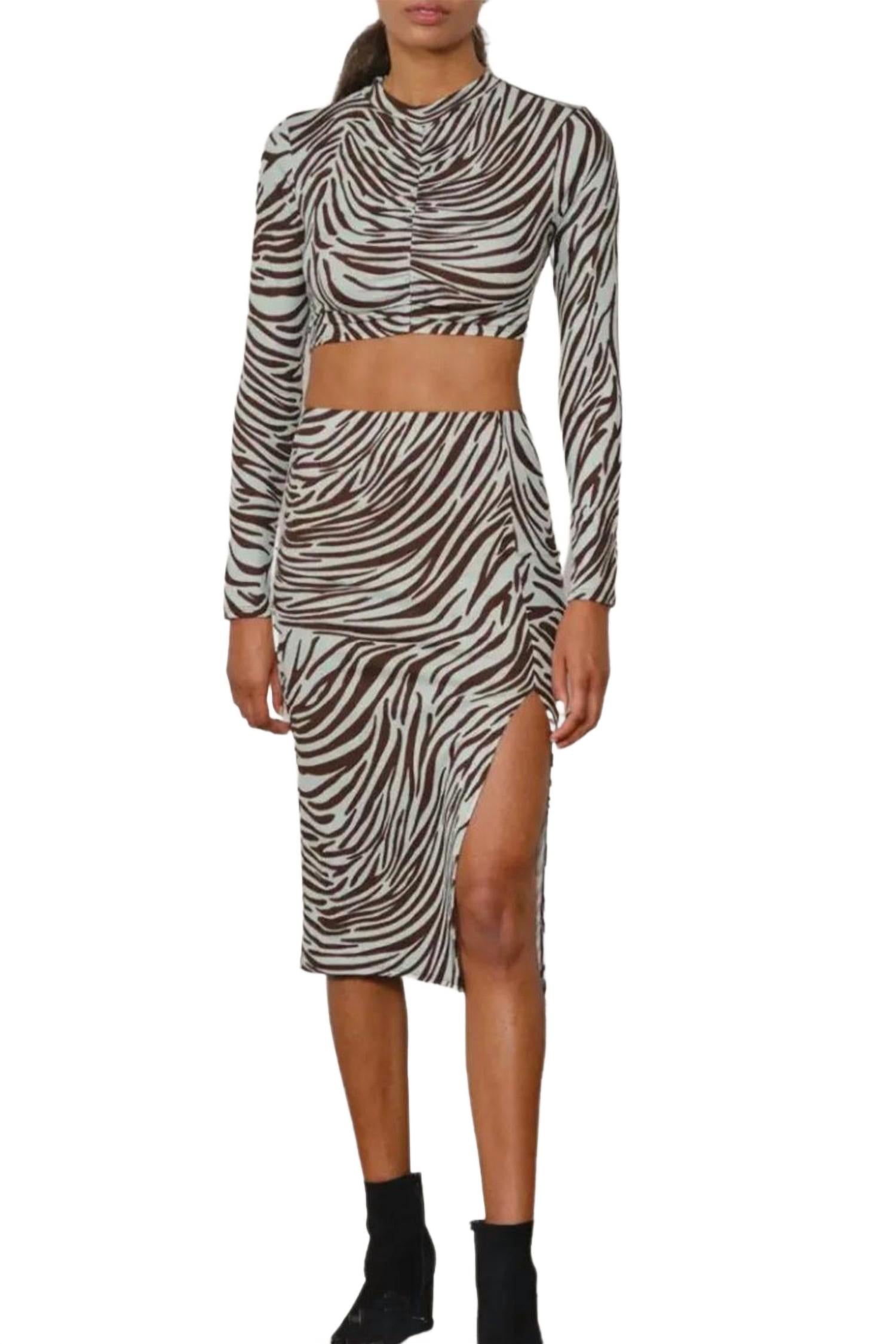 Комплект с открытой спинкой: топ и миди-юбка в цвете морской пены/коричневый ENDLESS BLU.
Комплект с открытой спинкой: топ и миди-юбка в цвете морской пены/коричневый ENDLESS BLU.