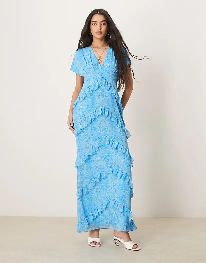 Платье макси Pretty Lavish из шифона с рюшами и абстрактным синим цветочным принтом
Платье макси Pretty Lavish из шифона с рюшами и абстрактным синим цветочным принтом