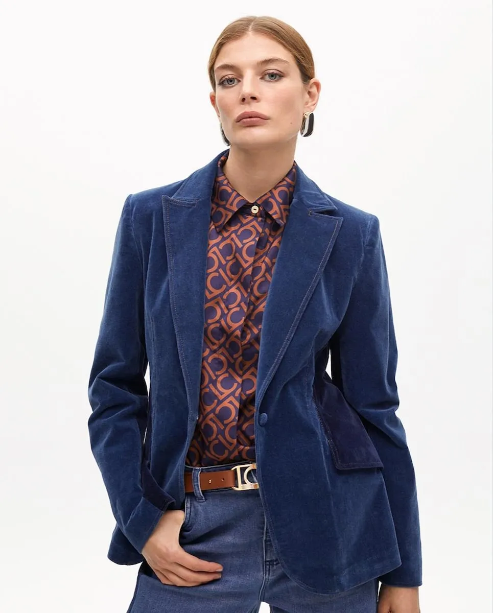 Женский приталенный блейзер из мягкого бархата Lola Casademunt, синий
Женский приталенный блейзер из мягкого бархата Lola Casademunt, синий