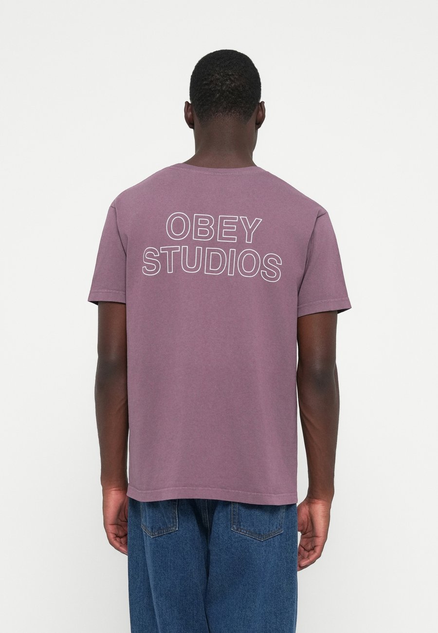 Футболка Obey Clothing OUTLINE UNISEX, Pigment Plump Perfect/Lilac, Фиолетовый, Футболка Obey Clothing OUTLINE UNISEX, Pigment Plump Perfect/Lilac
Футболка Obey Clothing OUTLINE UNISEX, Pigment Plump Perfect/Lilac, Фиолетовый, Футболка Obey Clothing OUTLINE UNISEX, Pigment Plump Perfect/Lilac