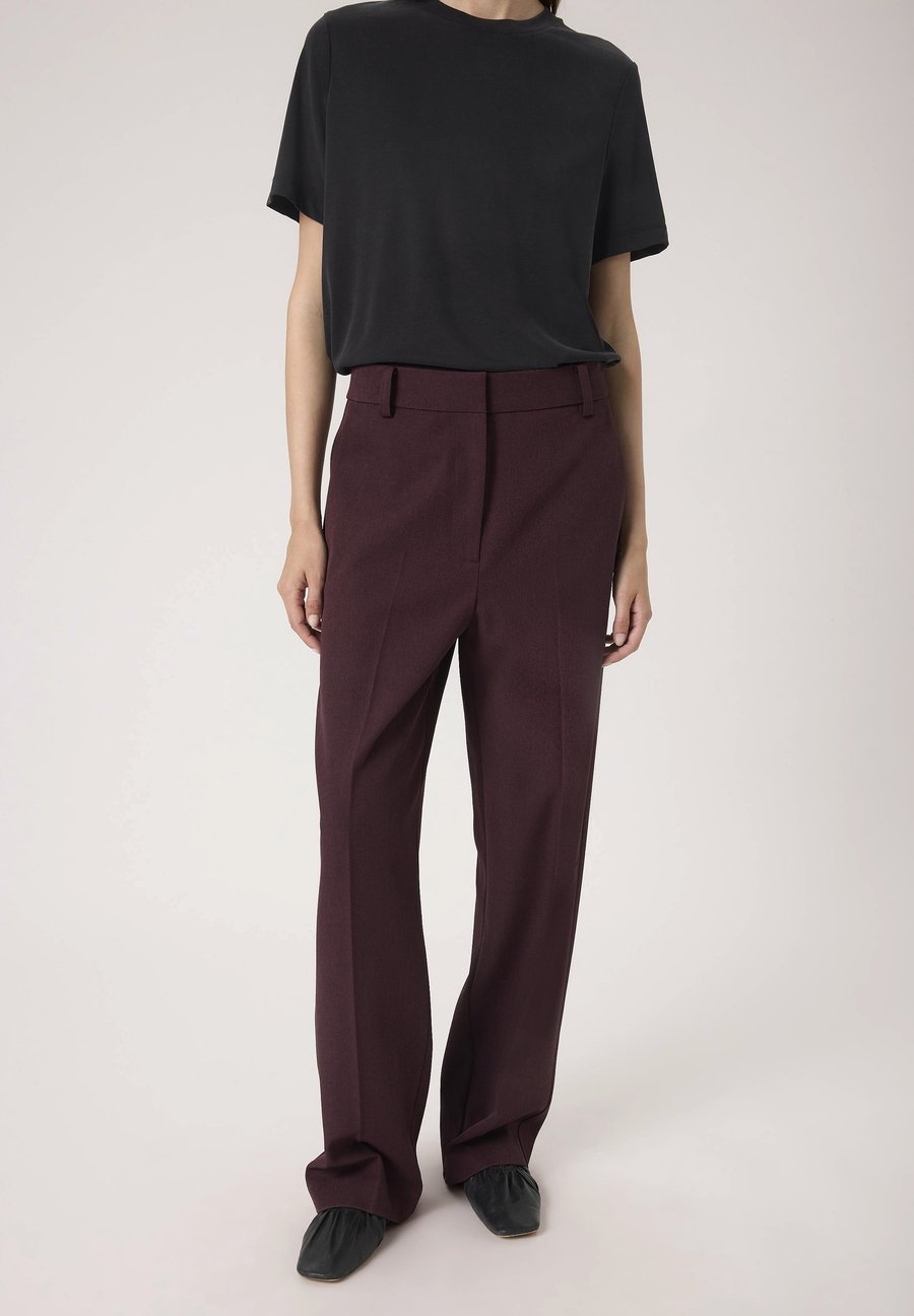 Брюки Soaked in Luxury SUITING, Winetasting Melange/Mottled Bordeaux
Брюки Soaked in Luxury SUITING, Winetasting Melange/Mottled Bordeaux