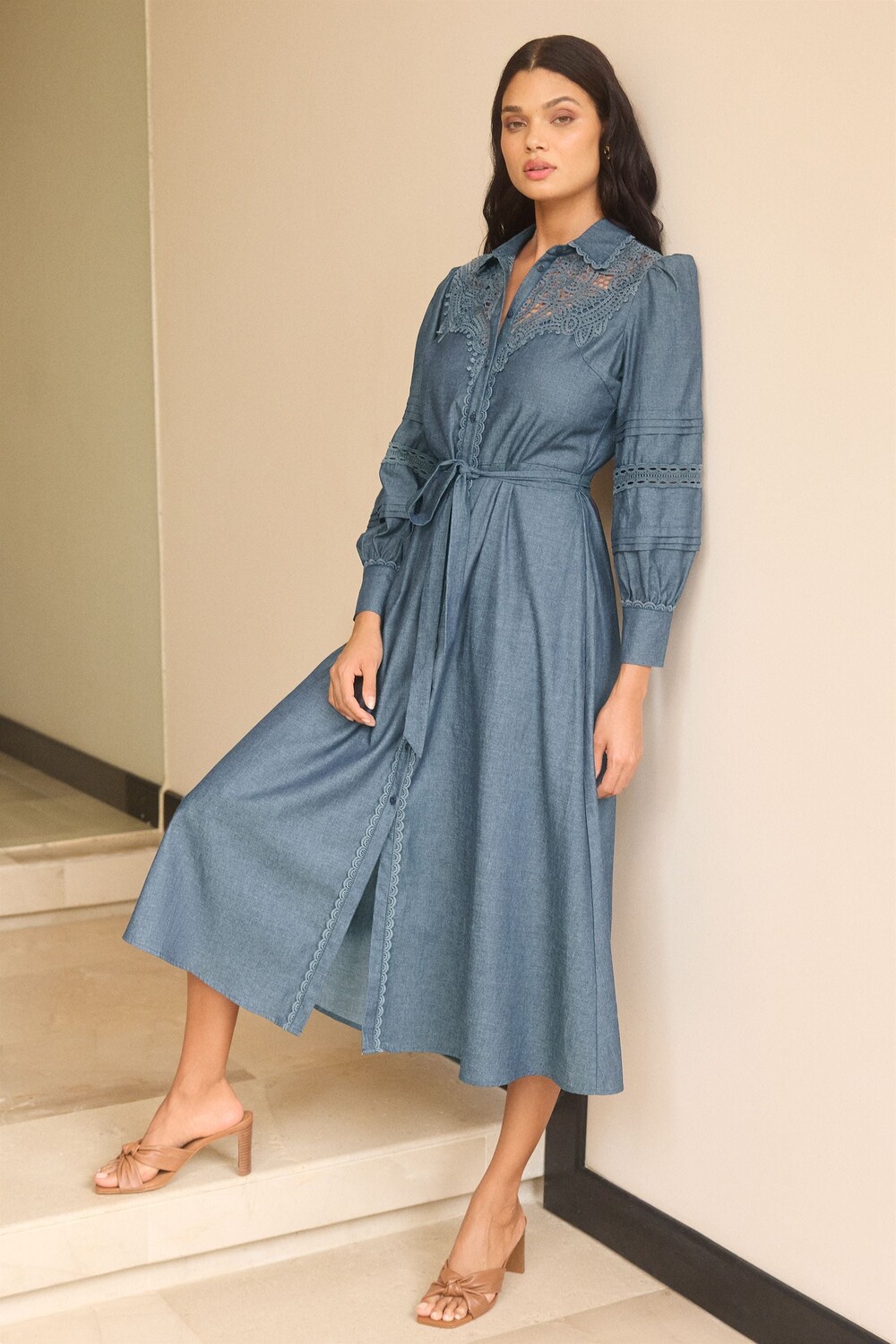 Платье-Рубашка миди с длинными рукавами завязкой на талии и кружевом Lipsy, синий
Платье-Рубашка миди с длинными рукавами завязкой на талии и кружевом Lipsy, синий