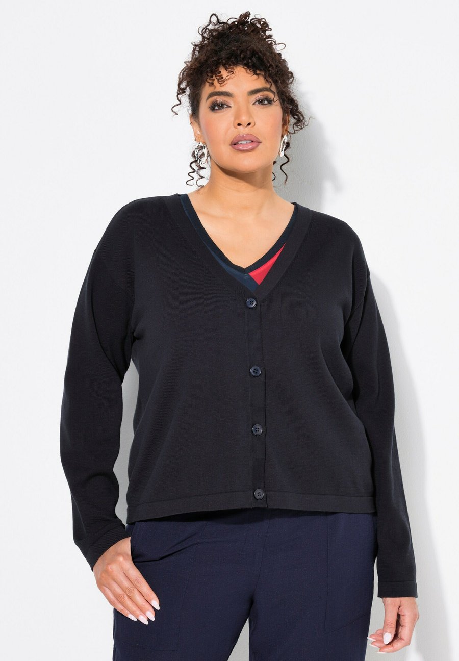 Кардиган Ulla Popken DOUBLE FACED LONG SLEEVE, Marine/Dark Blue
Кардиган Ulla Popken DOUBLE FACED LONG SLEEVE, Marine/Dark Blue