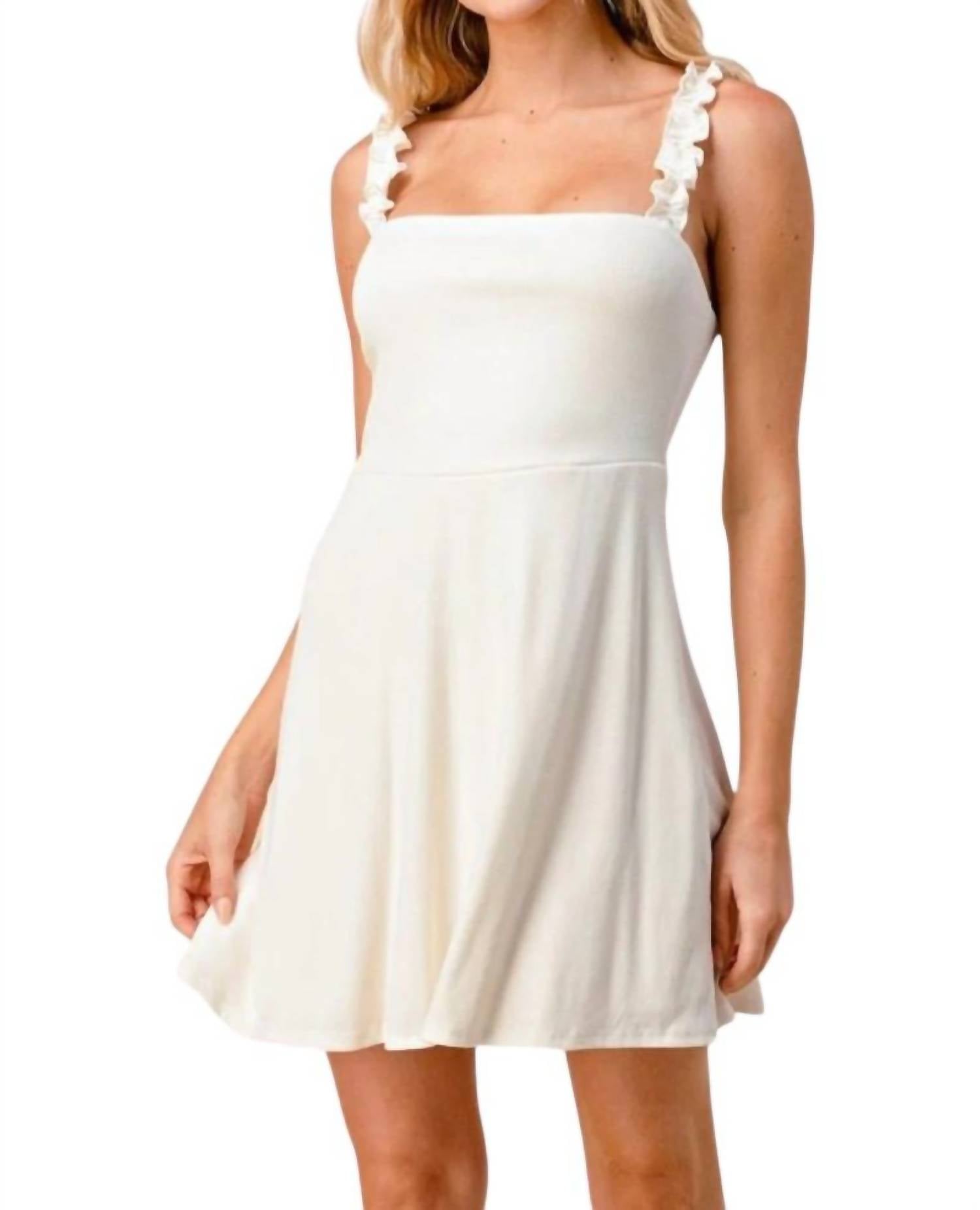 Гвен мини-платье с рюшами на бретелях в мягком белом Lily Gray
Гвен мини-платье с рюшами на бретелях в мягком белом Lily Gray