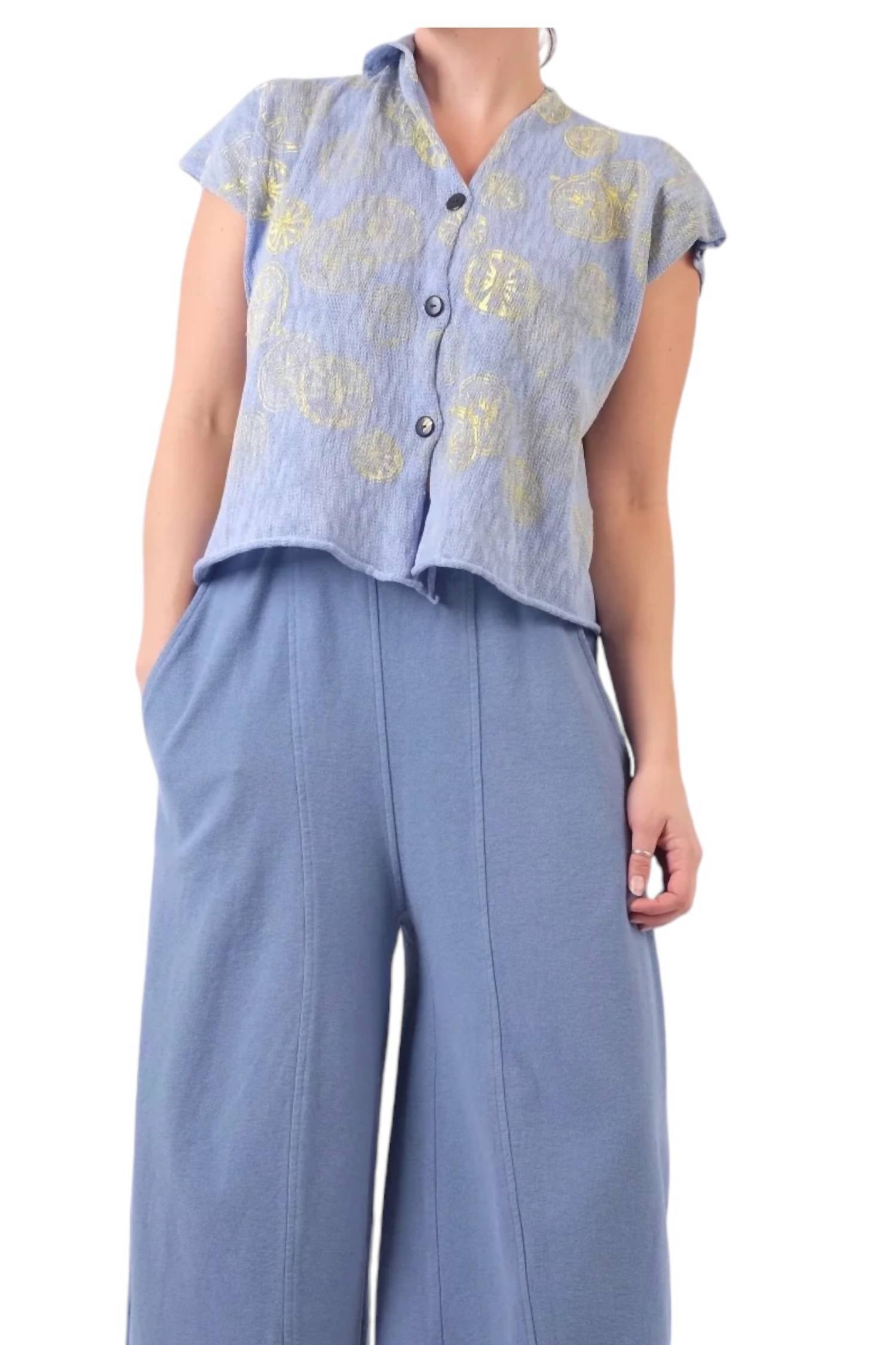 Рубашка-кардиган с V-образным вырезом цвета капри с цитрусовым оттенком и омбре Paper Temples, Capri Ombre Citrus
Рубашка-кардиган с V-образным вырезом цвета капри с цитрусовым оттенком и омбре Paper Temples, Capri Ombre Citrus