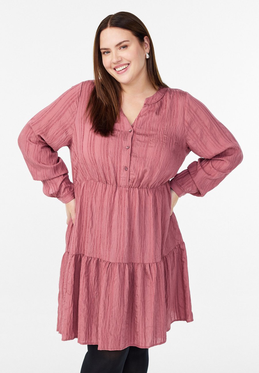 Платье Zizzi MIT STREIFENSTRUKTUR UND ELASTISCHER TAILLE, Roan Rouge/Pink
Платье Zizzi MIT STREIFENSTRUKTUR UND ELASTISCHER TAILLE, Roan Rouge/Pink